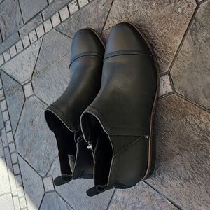 Toms Women's Black Leather Women's Reese Ankle Boots 8.5 wide (W8.5)